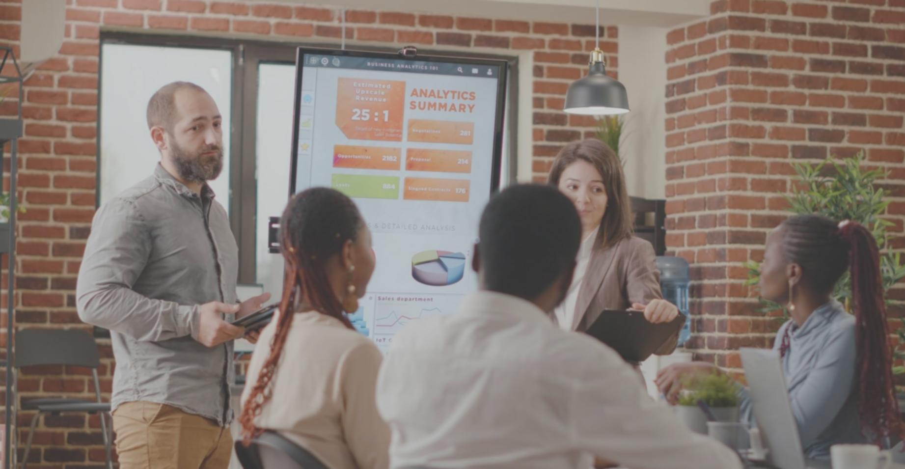 Environnement de formation moderne avec espace de travail collaboratif