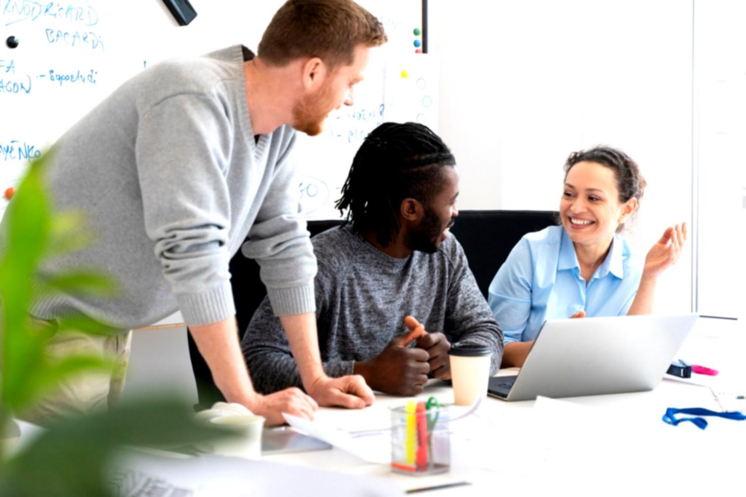 Discussion financière entre conseiller et client autour d'un bureau