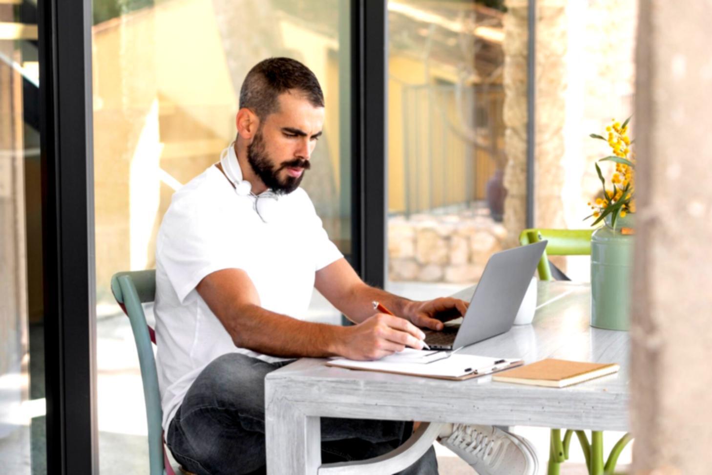 Vue d'ensemble d'un bureau moderne avec planification financière